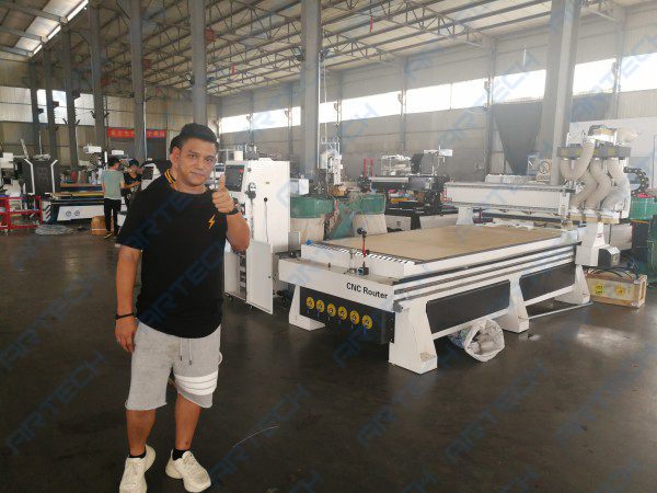 Thailand customers got free training advice toward 4040 cnc router in our factory5