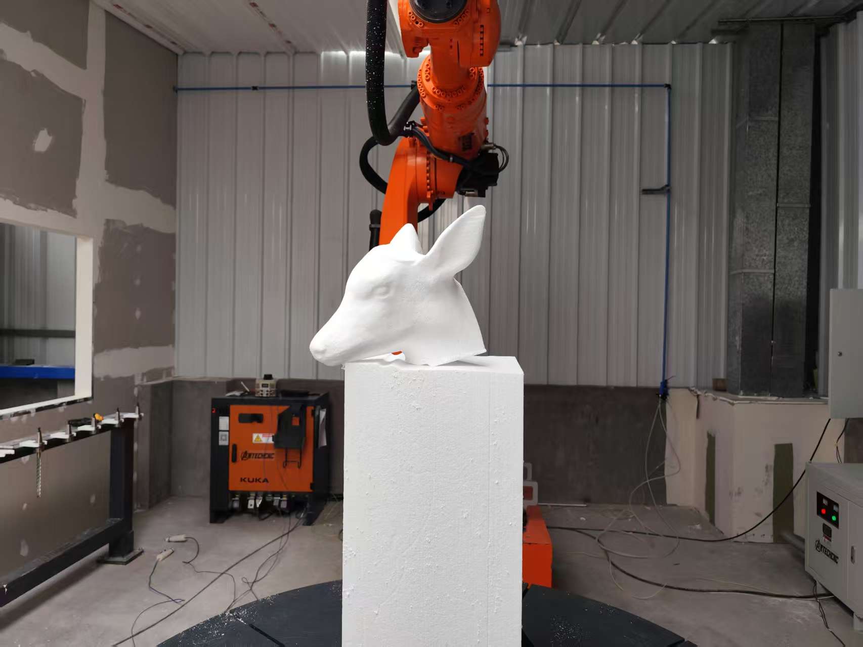 After Completing Equipment Installation, ARTECH CNC Technical Team Conducts Special Commissioning on Milling Robot Arm to Enable Accurate Foam Model Production for Customer