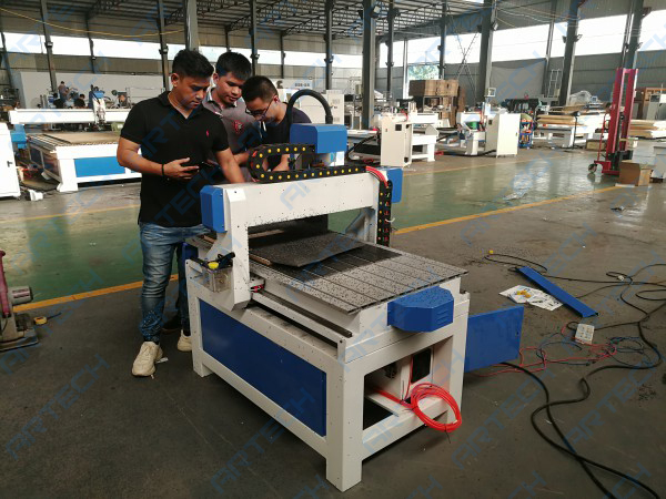 Thailand customers got free training advice toward 4040 cnc router in our factory1