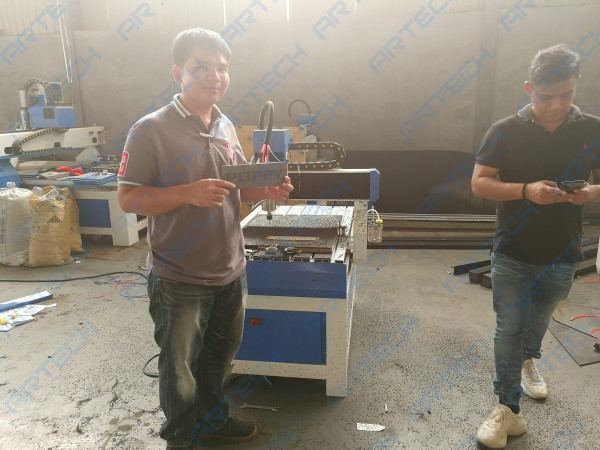 Thailand customers got free training advice toward 4040 cnc router in our factory4